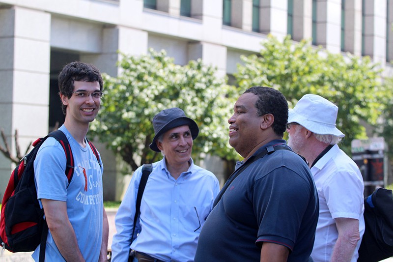 Fotografia de Tadayoshi Wakami. Fotógrafos sorridentes e felizes batendo um papinho entre uma foto e outra. Da esquerda para direita: Eu, Claudio, José Luiz e Giancarlo.