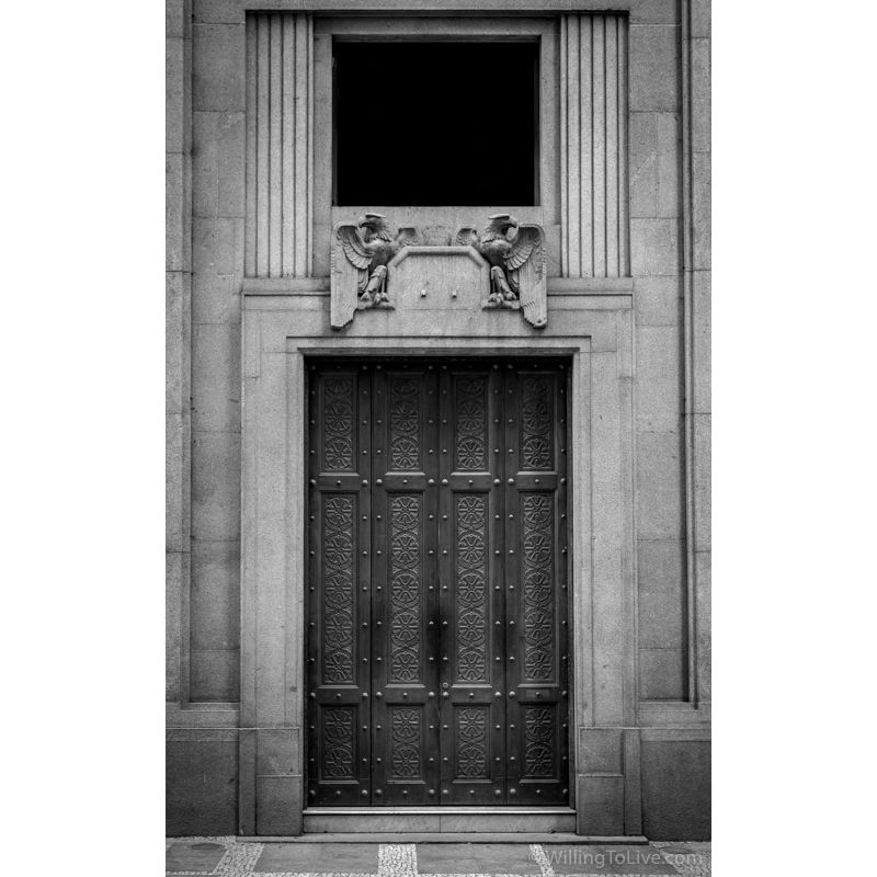 One of the doors of B3 (São Paulo Stock Exchange) | 45mm equiv.; f5,6; 1/40; ISO 200