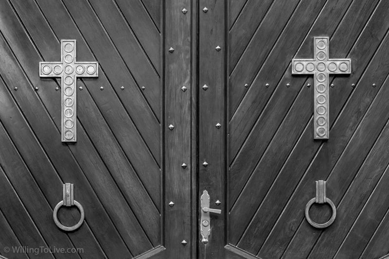 One of the doors of Catedral da Sé| 88mm equiv.; f11; 1/60; ISO 800