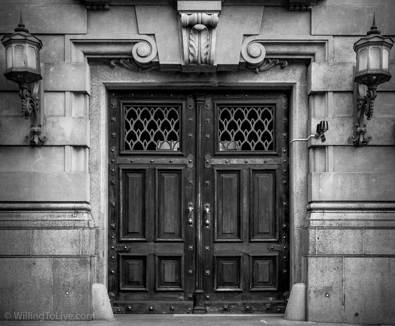 Door of the Palácio da Justiça de São Paulo| 38mm equiv.; f11; 1/40; ISO 250