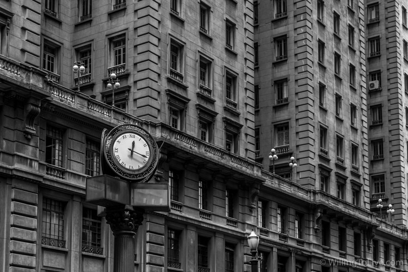 The clock sets the pace of São Paulo | 64mm equiv.; f4; 1/200; ISO 100