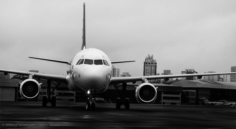 Avião fazendo pose para nossas fotos. Alguns pilotos/copilotos até deram tchauzinho para nós hehehe | 168mm equiv.; f5,6; 1/500; ISO 100