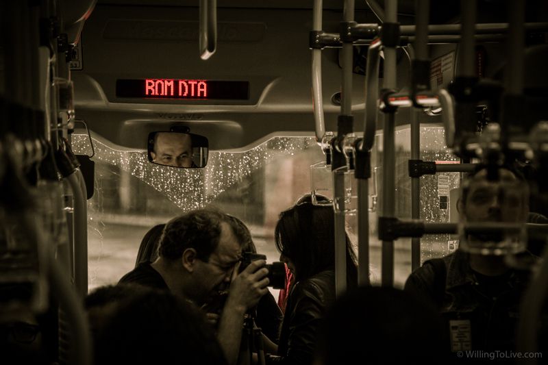 Going to the special spot... Good morning (Portuguese: bom dia) and that look from the driver | 168mm equiv.; f4; 1/80; ISO 800