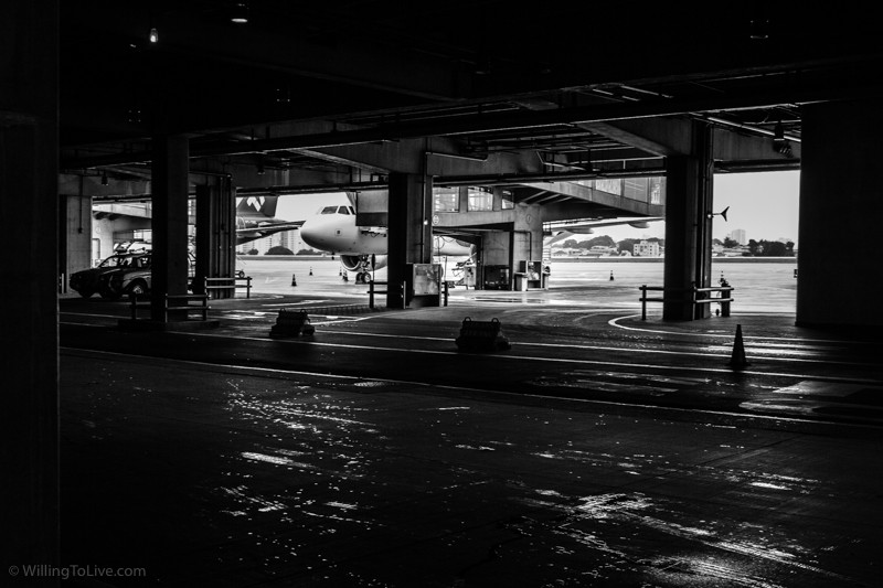 Entranhas do aeroporto | 45mm equiv.; f4; 1/50; ISO 250