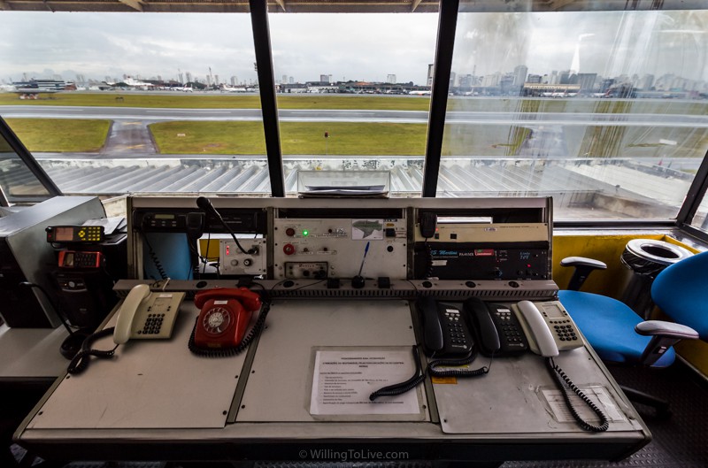 Vista da cabine de controle no prédio dos bombeiros. Receber uma ligação desse telefone vermelho não deve ser boa coisa :grimacing: | 16mm equiv.; f5,6; 1/30; ISO 500