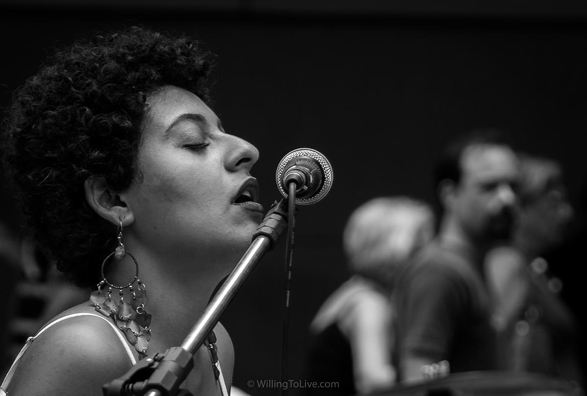 Cantando com amor. Na foto a vocalista da banda Entalpia, Mainara Guimarães.