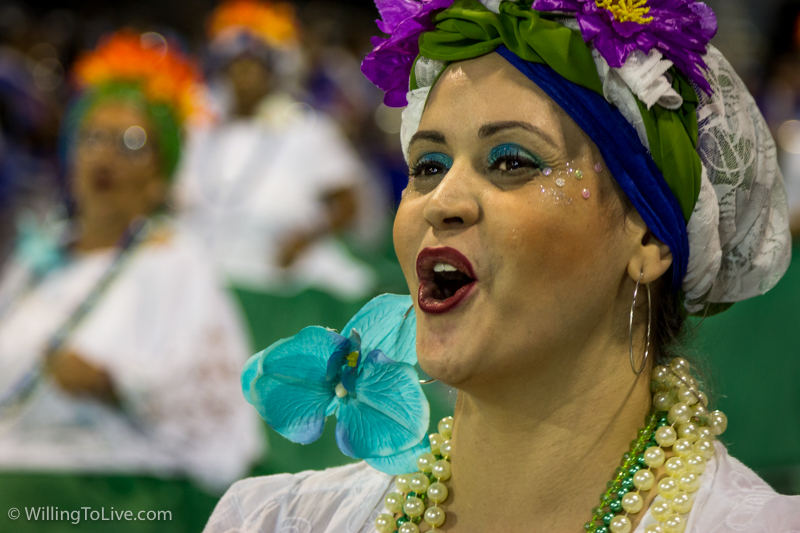 Cantando na avenida | ISO 800; 168mm equiv.; f/4; 1/160s