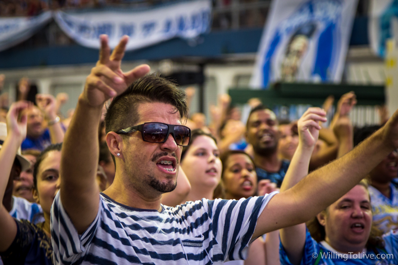 Cantando o samba | ISO 800; 168mm equiv.; f/4; 1/125s