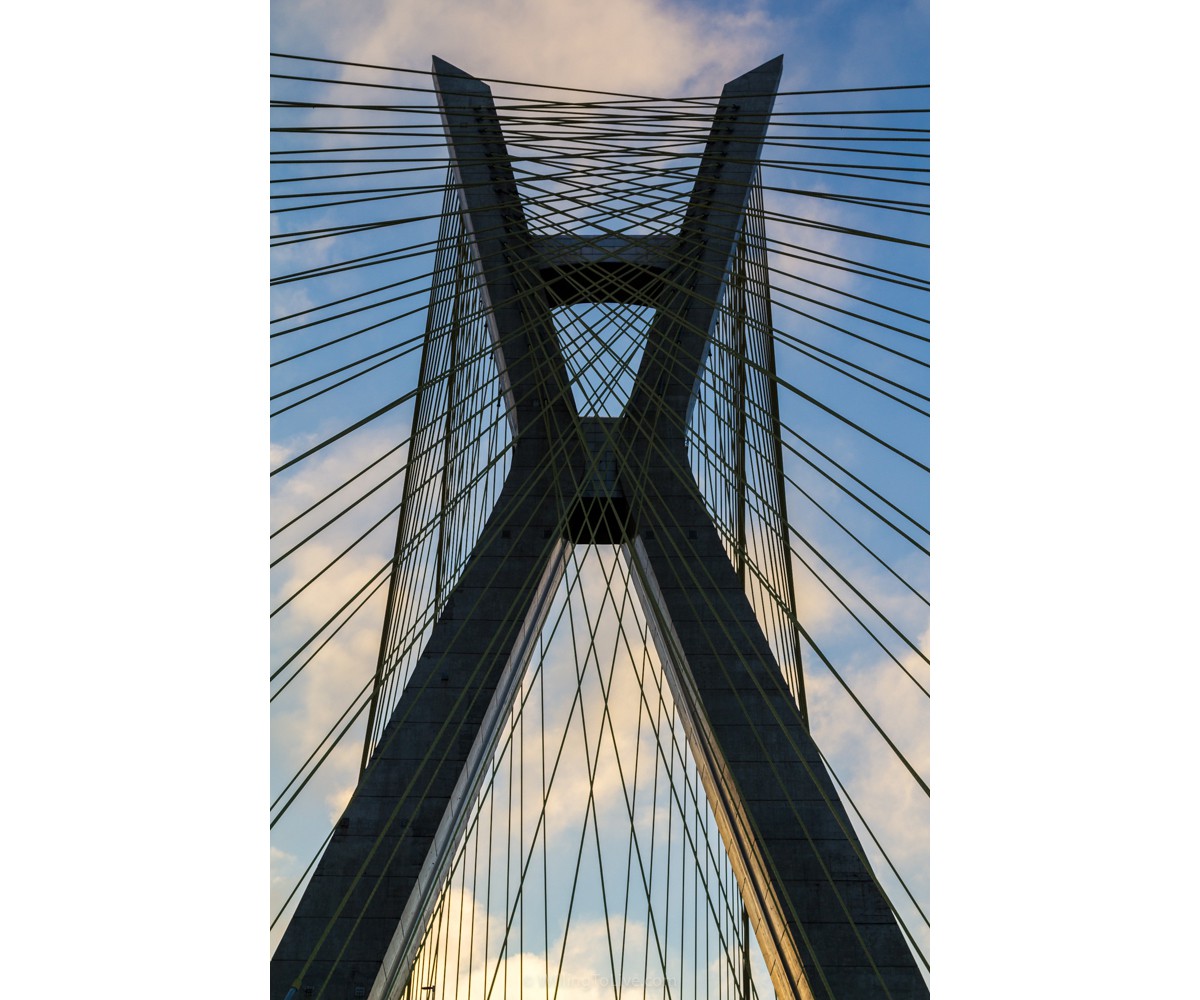 Uma vista frontal da estrutura da ponte | ISO 100; 56 equiv.; f/8; 1/125s