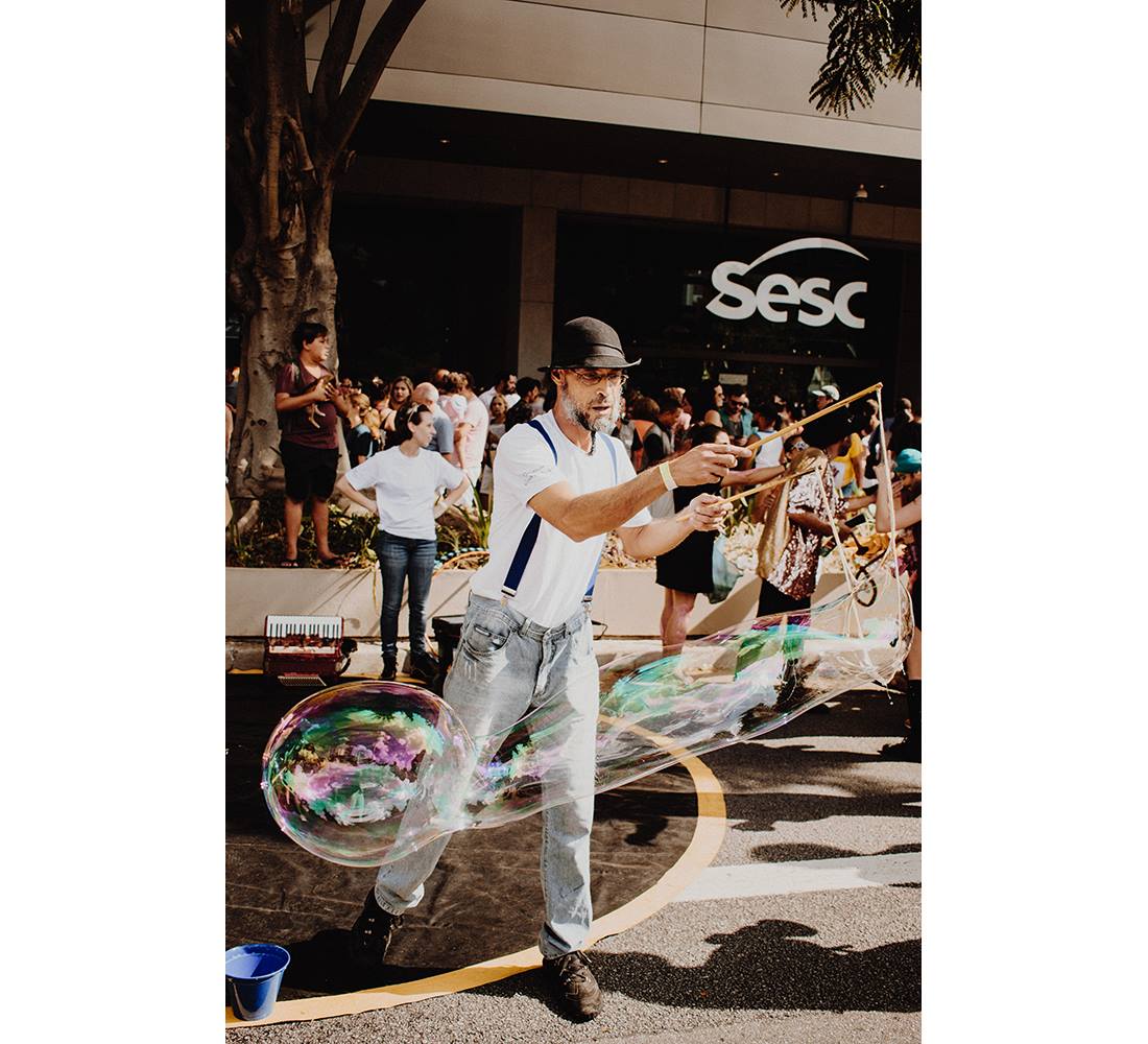 Todo mundo volta a ser criança com bolhas de sabão.