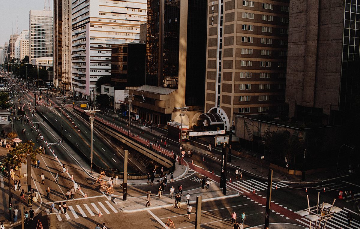 Por onde andam as pessoas interessantes? <br>
Por onde anda, nesse corre-corre da vida, as pessoas que queiram ficar e repousar no nosso abraço? Aqueles que não queiram simplesmente passar por ela sem deixar nada, aqueles que queiram fazer a diferença no nosso dia? Aqueles que não tem medo de se comprometer. Aqueles que nos cativam, das formas mais simples, porque dedicam seu tempo a nós. Aqueles que se envolvem, que não tem medo do amor? Aqueles que querem um futuro ao lado de alguém, que sonham em envelhecer junto com aquele que faz seus dias ter mais leveza, por simplesmente ser especial. Por onde andam as pessoas interessantes? <br>
Por onde anda, nesse corre-corre da vida, as pessoas que queiram ficar e repousar no nosso abraço? Aqueles que não queiram simplesmente passar por ela sem deixar nada, aqueles que queiram fazer a diferença no nosso dia? Aqueles que não tem medo de se comprometer. Aqueles que nos cativam, das formas mais simples, porque dedicam seu tempo a nós. Aqueles que se envolvem, que não tem medo do amor? Aqueles que querem um futuro ao lado de alguém, que sonham em envelhecer junto com aquele que faz seus dias ter mais leveza, por simplesmente ser especial.
