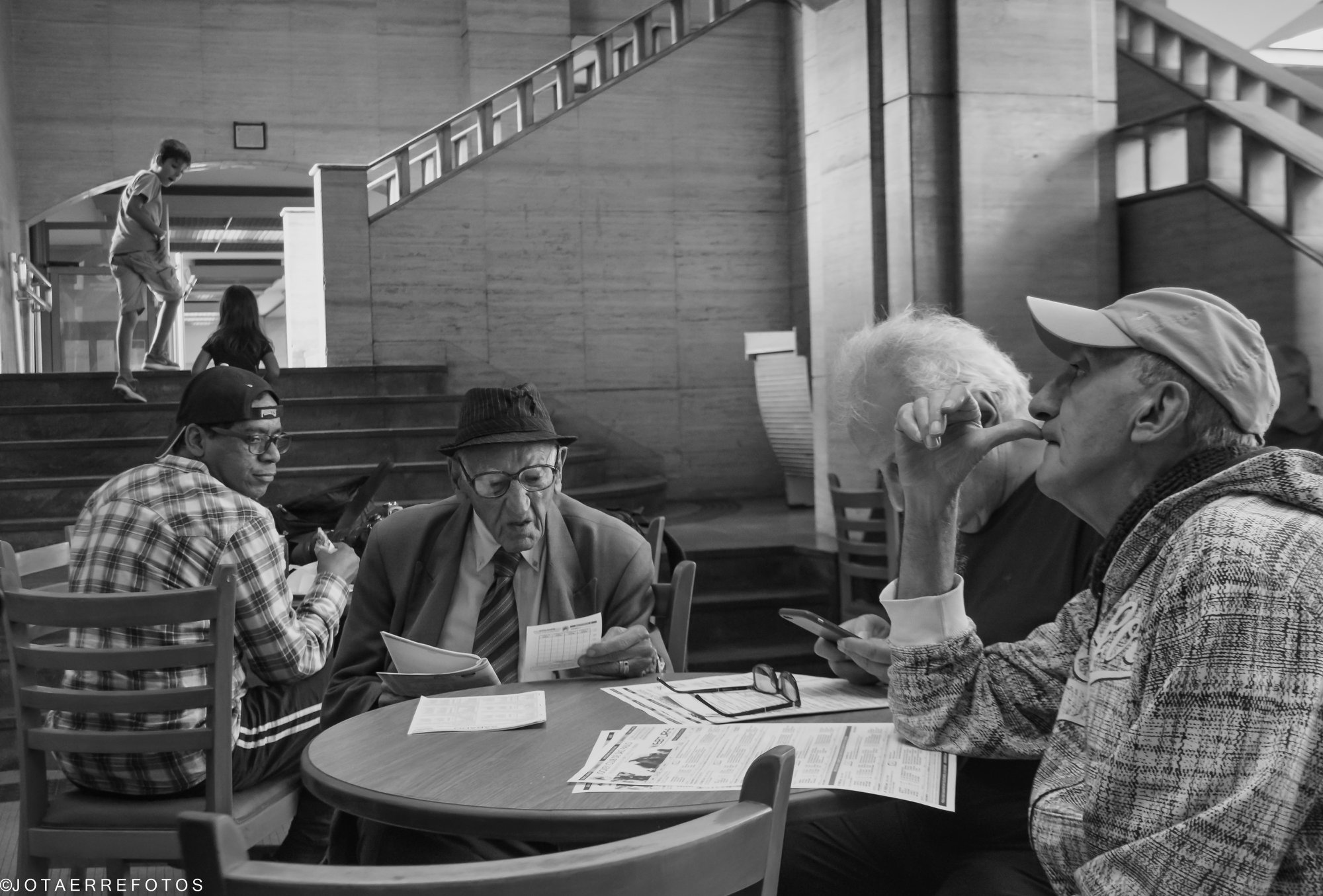 Photography by <a href='https://www.instagram.com/jotaerrefotos' title='Jota Erre' target='_blank'>Jota Erre</a>. What a moment! In the foreground, the bettors thinking, behind them another one cheating and in the background children playing. Photography by <a href='https://www.instagram.com/jotaerrefotos' title='Jota Erre' target='_blank'>Jota Erre</a>. What a moment! In the foreground, the bettors thinking, behind them another one cheating and in the background children playing.