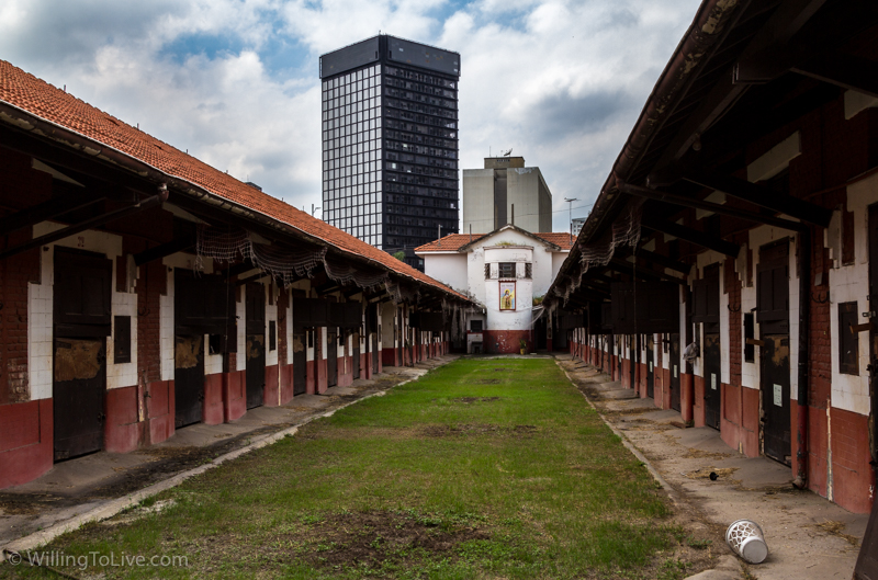 Lonely stable | ISO 100; 38mm equiv.; f/11; 1/125s