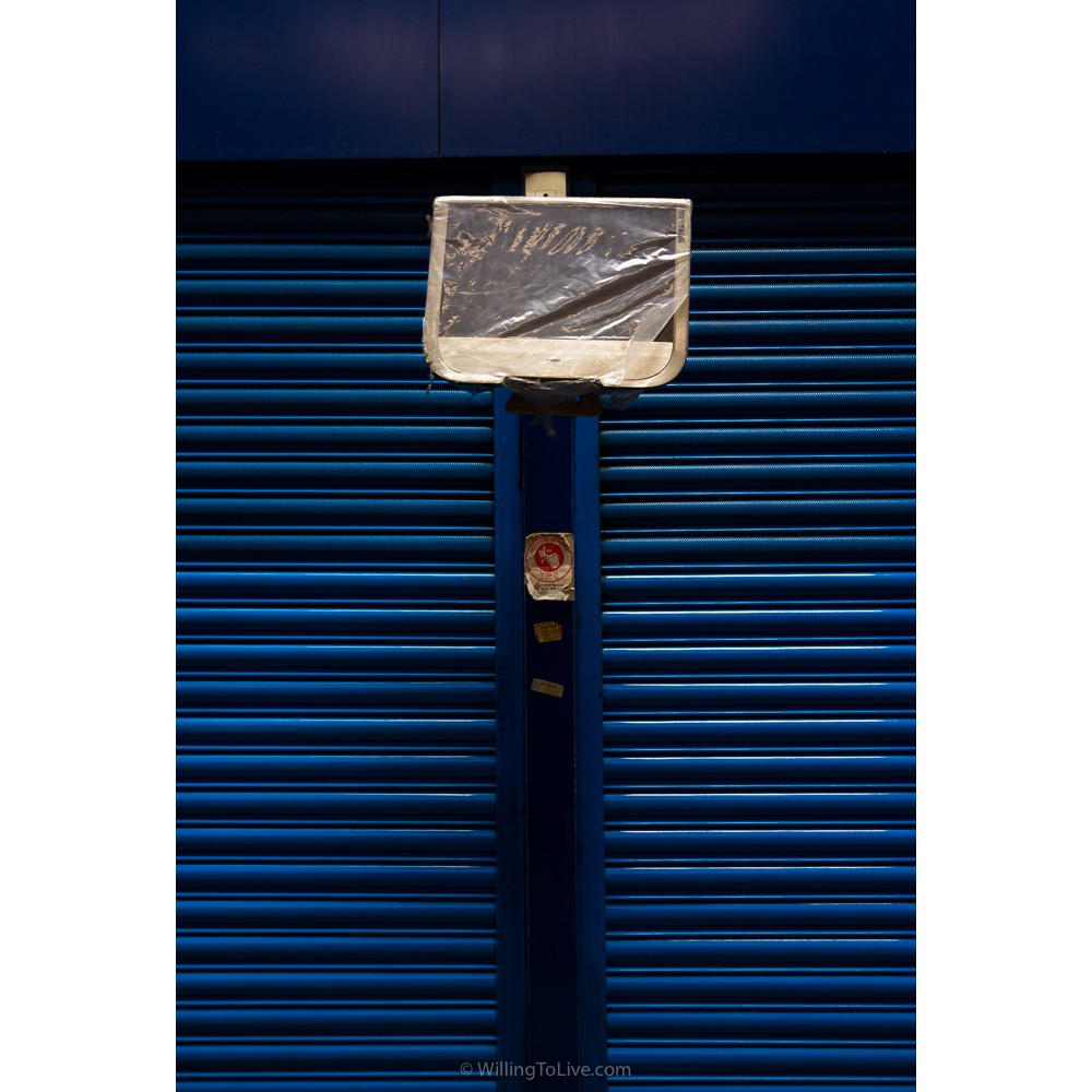 The contrast from the 'white' TV with the intense blue and its texture caught my attention. Contemplative photography? | ISO 125; 29mm equiv.; f/5,6; 1/40s