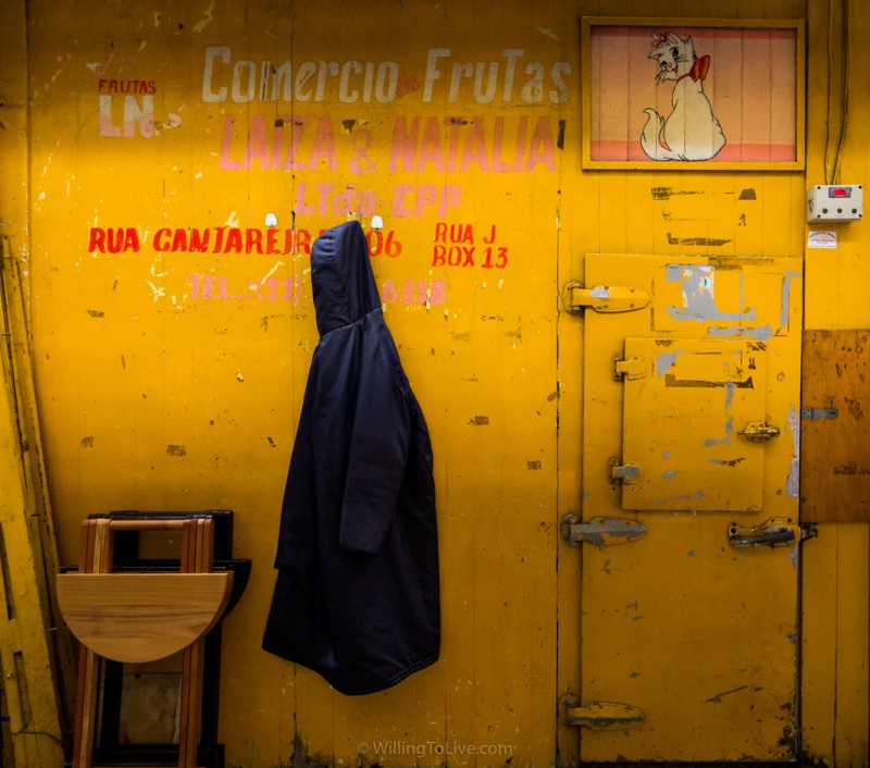 The hanged and lonely jacket and its contrast with the background caught my attention | ISO 800; 16mm equiv.; f/5,6; 1/20s