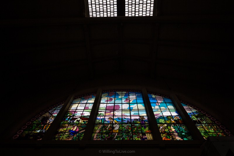 Stained glass in black and color :P | ISO 100; 21mm equiv.; f/5,6; 1/320s