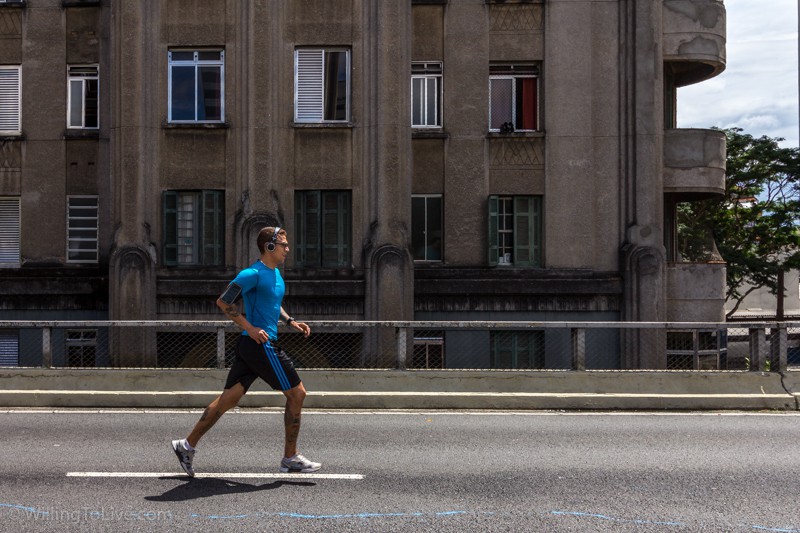 Running in Minhocão | 29mm equiv.; f5,6; 1/640; ISO 100