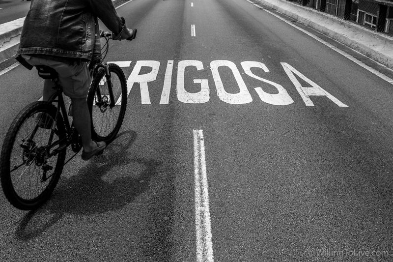 Do I need to say that some girls used the text written on the lane to pose for some photos? hahaha Maybe I just need to say to you that 'perigosa' is the feminine word for dangerous in Portuguese. | 38mm equiv.; f8; 1/640; ISO 100