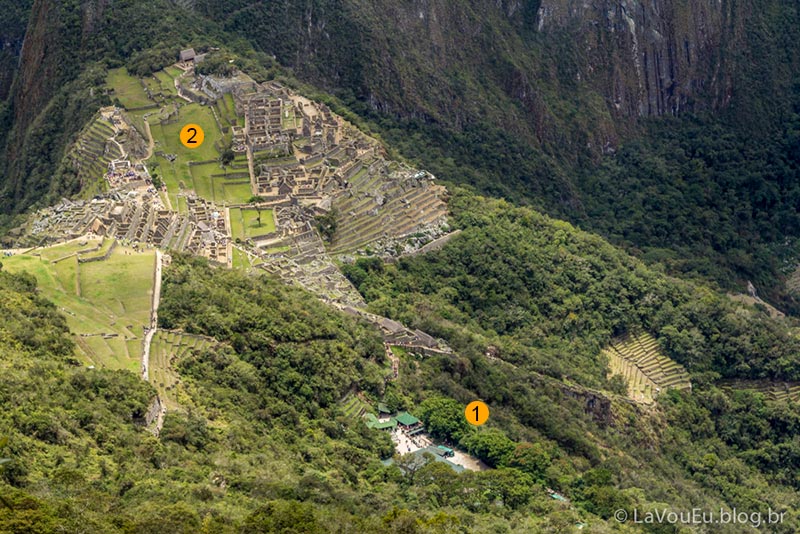 Machu Picchu - A cidadela (2) e a entrada do parque (1) vistos da Montanha Machu Picchu