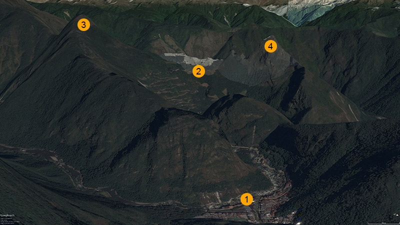 Vista esclarecedora da região. Podemos observar Aguas Calientes (1), Cidadela de Machu Picchu (2), Montanha Machu Picchu (3) e Huayna Picchu (4)