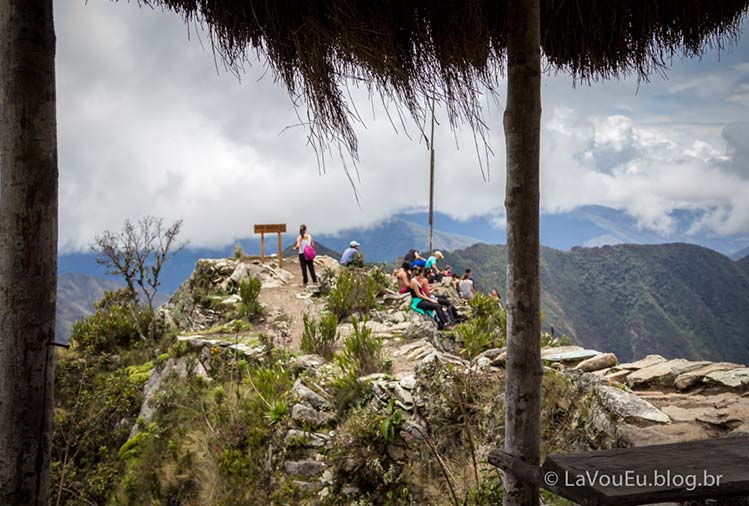 O que tem no topo da Montanha Machu Picchu? Não é um lugar muito grande, tem uma placa com o nome da Montanha e a altitude (que você viu no início do artigo), um mastro (que estava sem bandeira) ... O que tem no topo da Montanha Machu Picchu? Não é um lugar muito grande, tem uma placa com o nome da Montanha e a altitude (que você viu no início do artigo), um mastro (que estava sem bandeira) ...