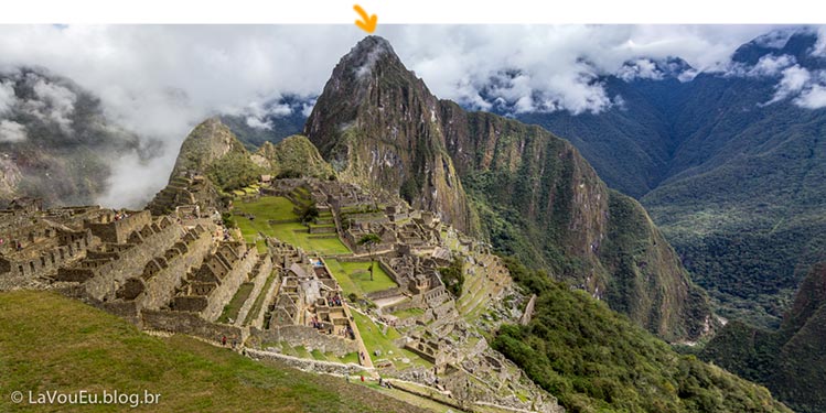 Imagem clássica da cidadela de Machu Picchu com a indicação do topo da Montanha Huayna Picchu (ou Wayna Picchu)
