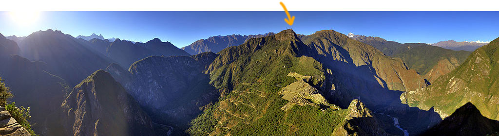 Vista panorâmica de Machu Picchu do ponto de vista de Huayna Picchu com a indicação do topo da Montanha Machu Picchu. Essa imagem não é minha, créditos: Martin St-Amant - Wikipedia - CC-BY-SA-3.0