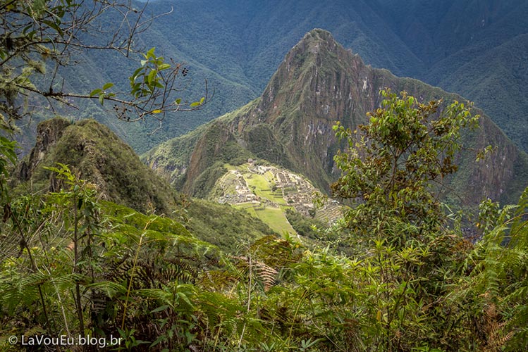 Conforme vamos subindo, a vista típica com arbustos persiste, mas a cidadela vai ficando menor e você começa a vê-la cada vez mais de cima.