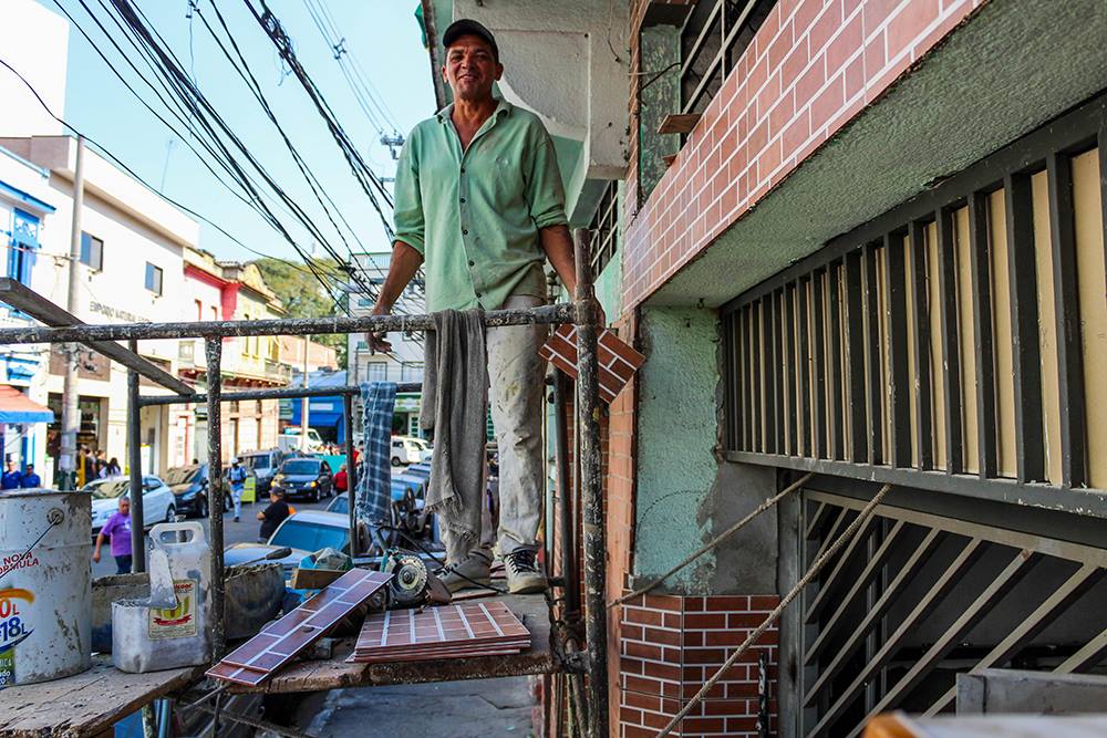 Photography by Geiza Barboza. Scaffolding...