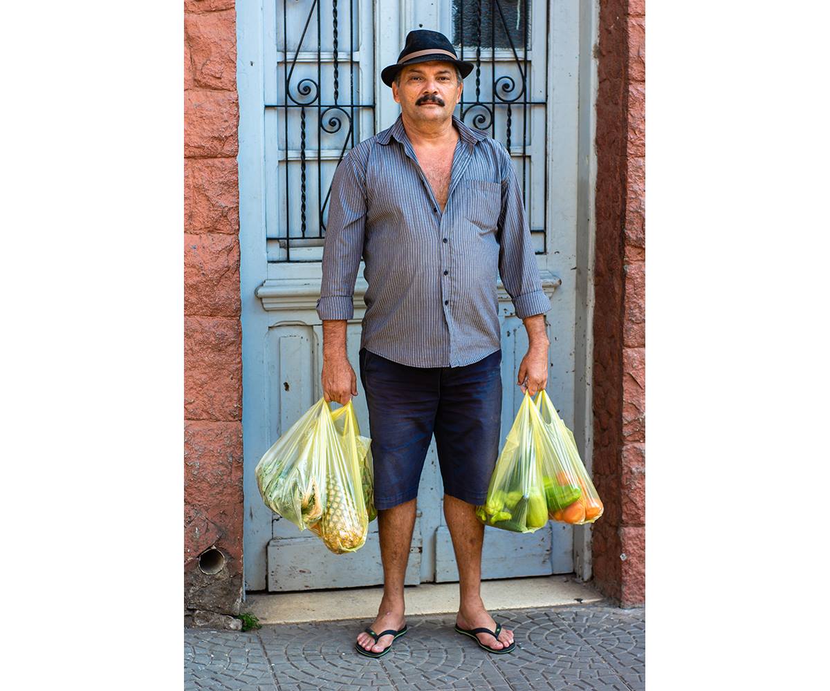Photography by <a href="http://www.instagram.com/alexandreaanjos" title="Alexandre A Anjos" target="_blank">Alexandre A Anjos</a>. The result of one of the portraits of the man with the yellow bags.