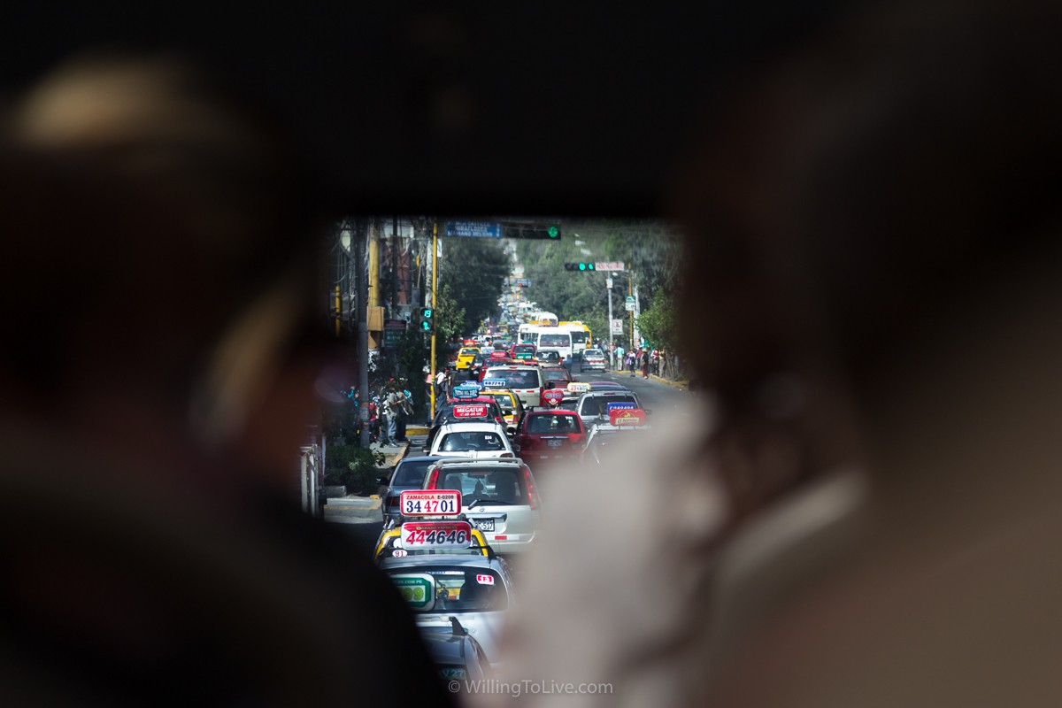 Essa foto é do trânsito maluco de Arequipa. Eu gosto bastante dela e estou usando para representar o trânsito das cidades do Peru. Congestionamentos são realmente um problema em Arequipa, além deles dirigirem como loucos assim como em Ica. Entretanto, as histórias pegando táxi em Arequipa não são tão interessantes quanto as de Ica. Então, continue a leitura :) | ISO 160; 168mm equiv.; f/4; 1/800s