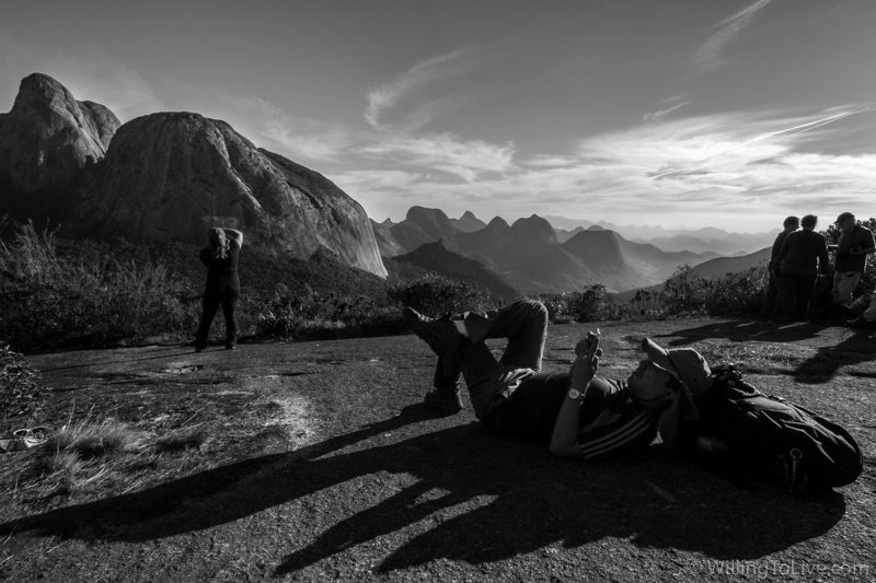 Descansando, fotografando e conversando quase no topo da Cabeça de Dragão.