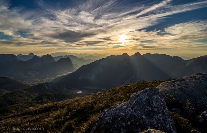 Não faltam montanhas na linda vista lá de cima.