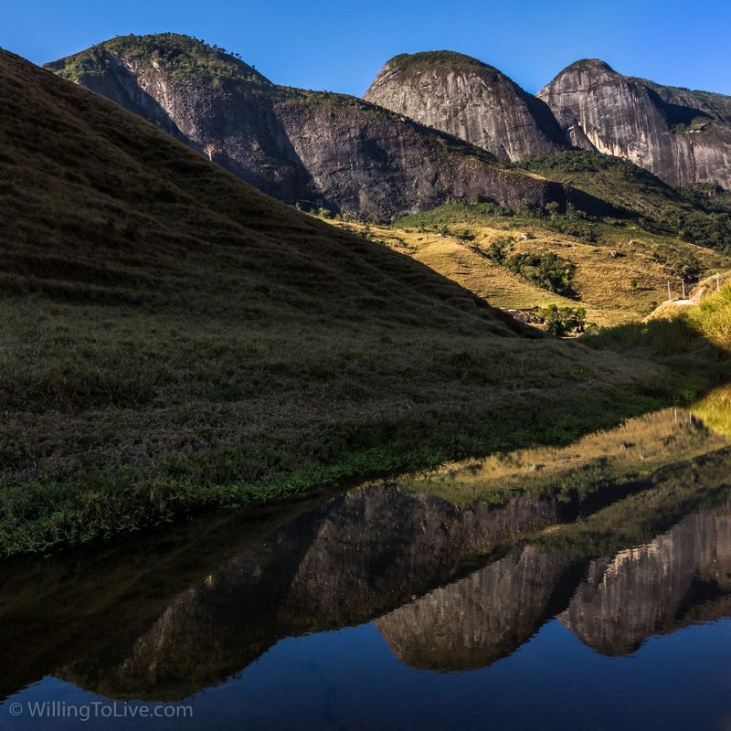 Montanhas e seus reflexos na água.