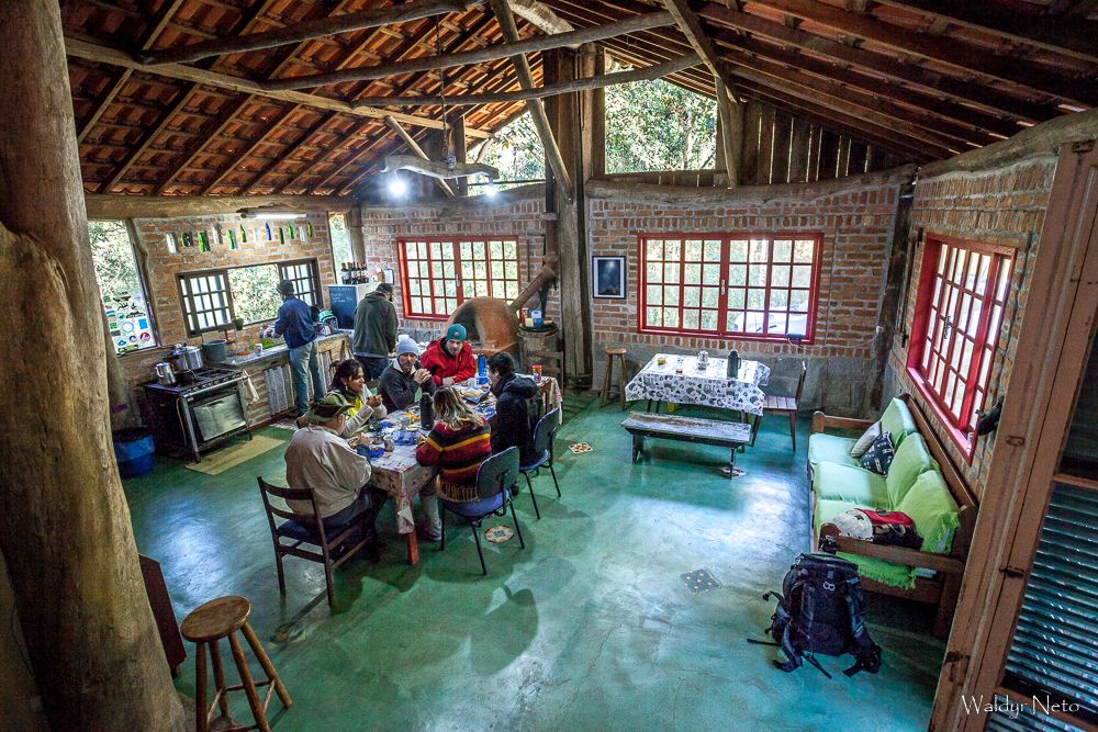 Nós tomando café da manhã dentro do Refúgio Canto da Pedra.  Essa imagem não é minha, é do fotógrafo e organizador do passeio, Waldyr Neto.