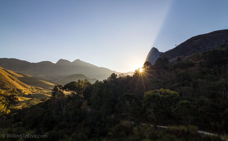 Sol nascendo atrás das montanhas.