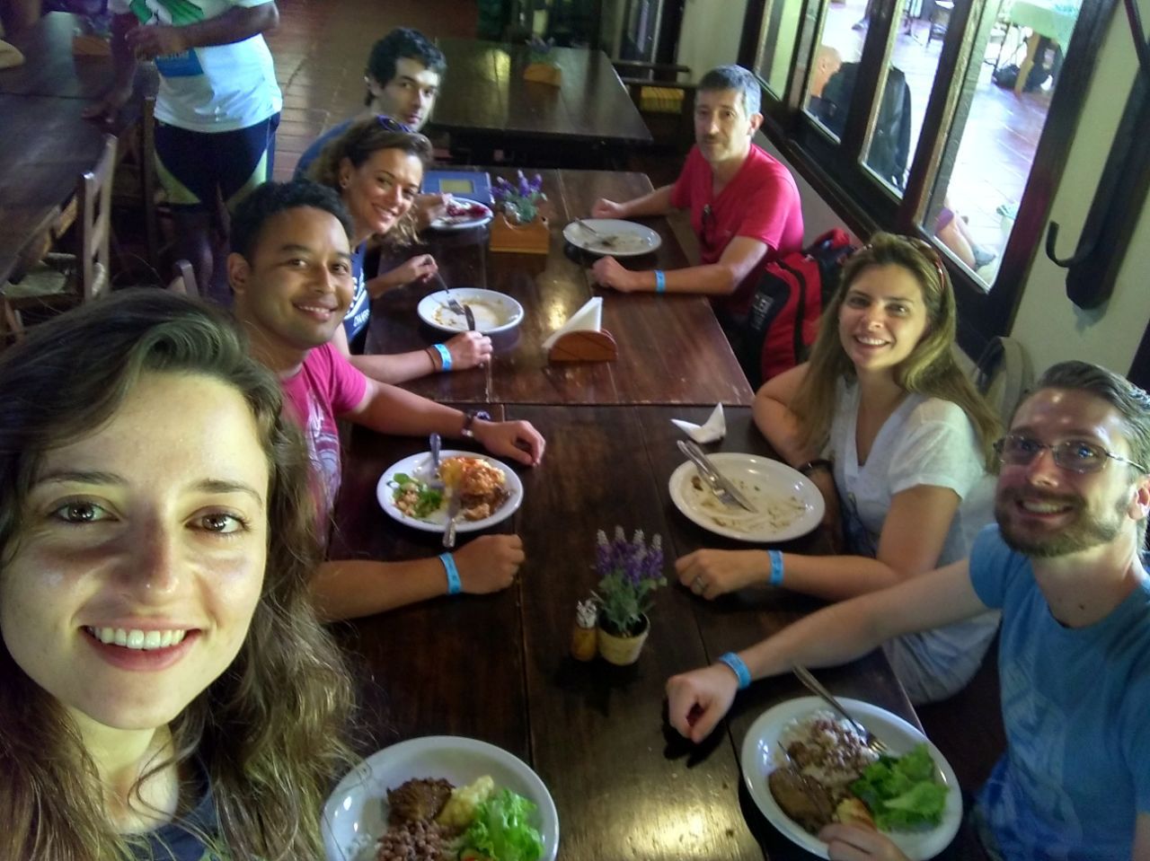 Foto da Paola Buoro durante uma de nossas refeições. Um selfie de vez em quando também vale né :).